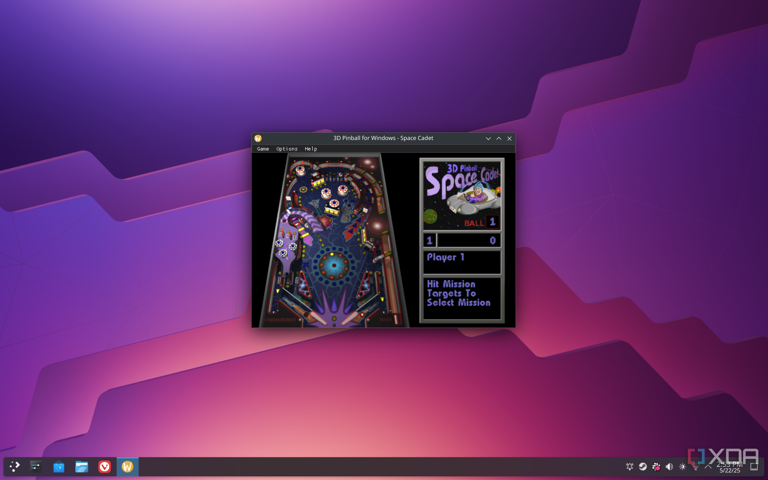 Скриншот рабочего стола KDE с запущенной игрой Space Cadet Pinball.