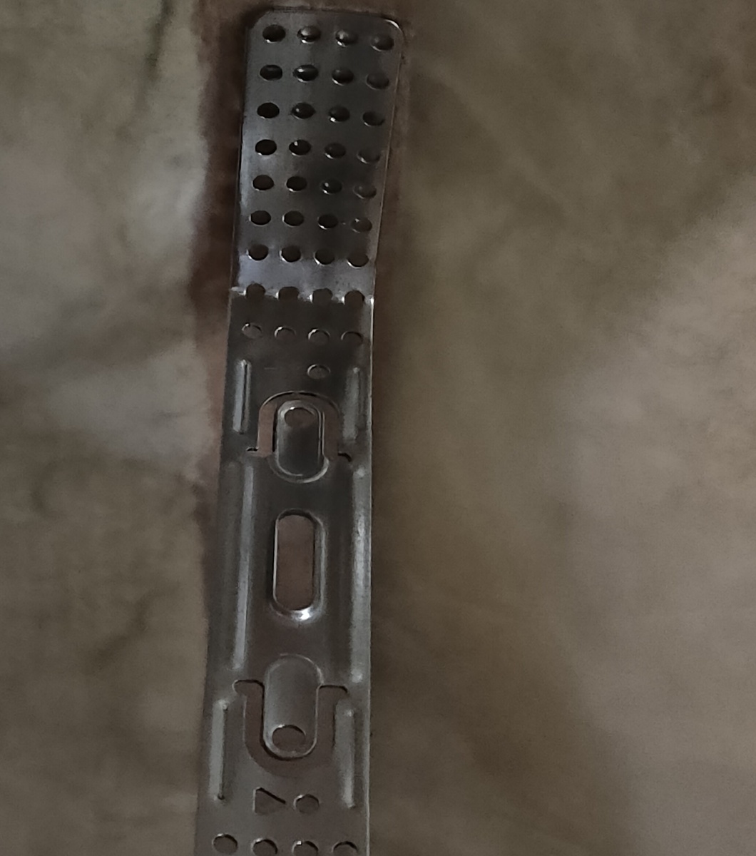 Согнул подвес для крепления к черновому потолку