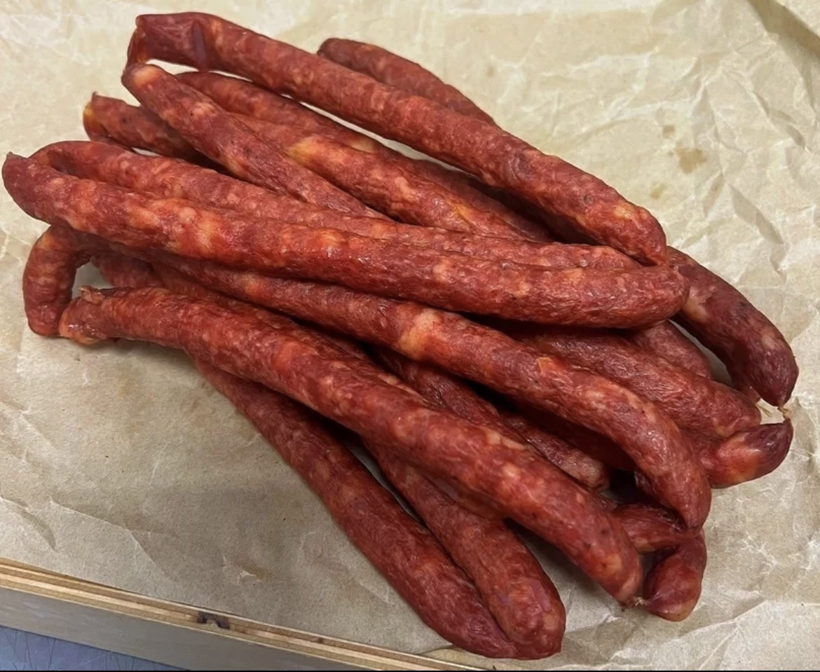 Охотничьи колбаски, о которых идет речь, выглядят так и стоят 100 рублей за 2 штучки. 