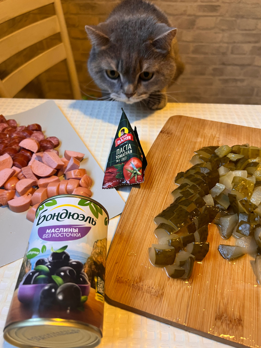 Пока я режу, Кекс сидит рядом и наблюдает. Мясо и колбаса как продукты его абсолютно не заботят, мне кажется ему просто важно убедиться, что человек работает 😂 Как только я начинаю фоткать, перемещается поближе, чтобы влезть в кадр, типа он тоже участвовал.