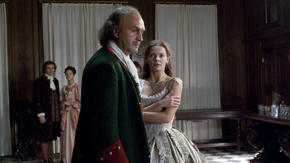 Елизавета Боярская в роли Марии Кантемир и Александр Балуев в роли Петра I. Кадр из сериала «Петр Первый. Завещание»