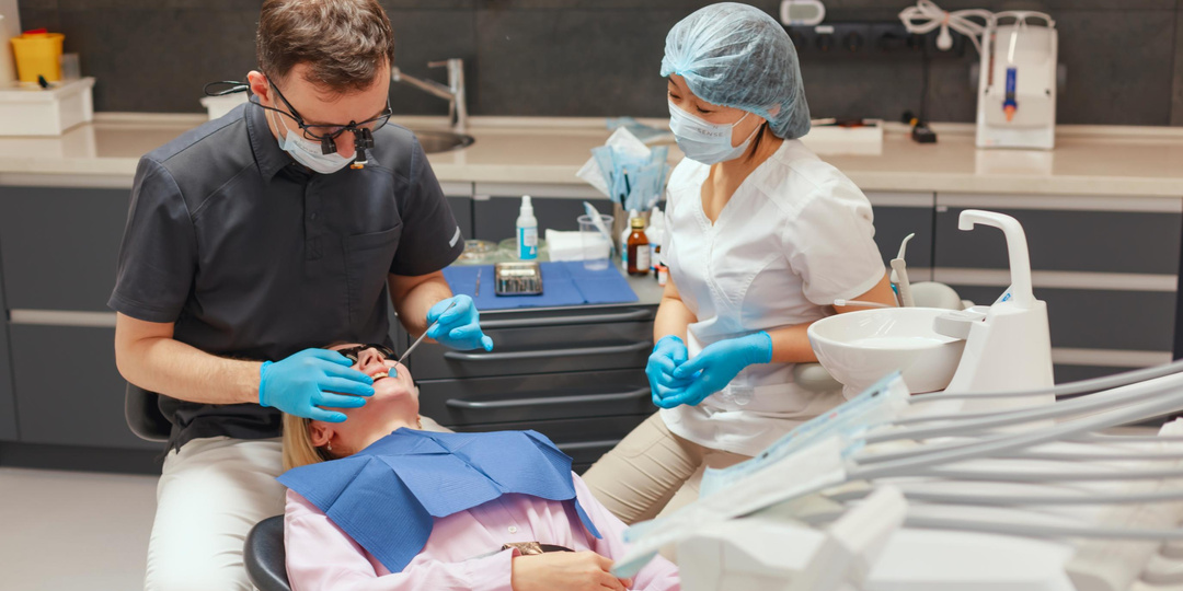 Что делать, если протез натирает десну?