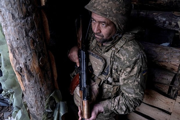    Военнослужащий 93-й отдельной механизированной бригады «Холодный Яр» ВСУ высматривает из укрытия российские беспилотники, Донецкая народная республика, Россия, 24 апреля 2025 года. Фото: Iryna Rybakova / Reuters