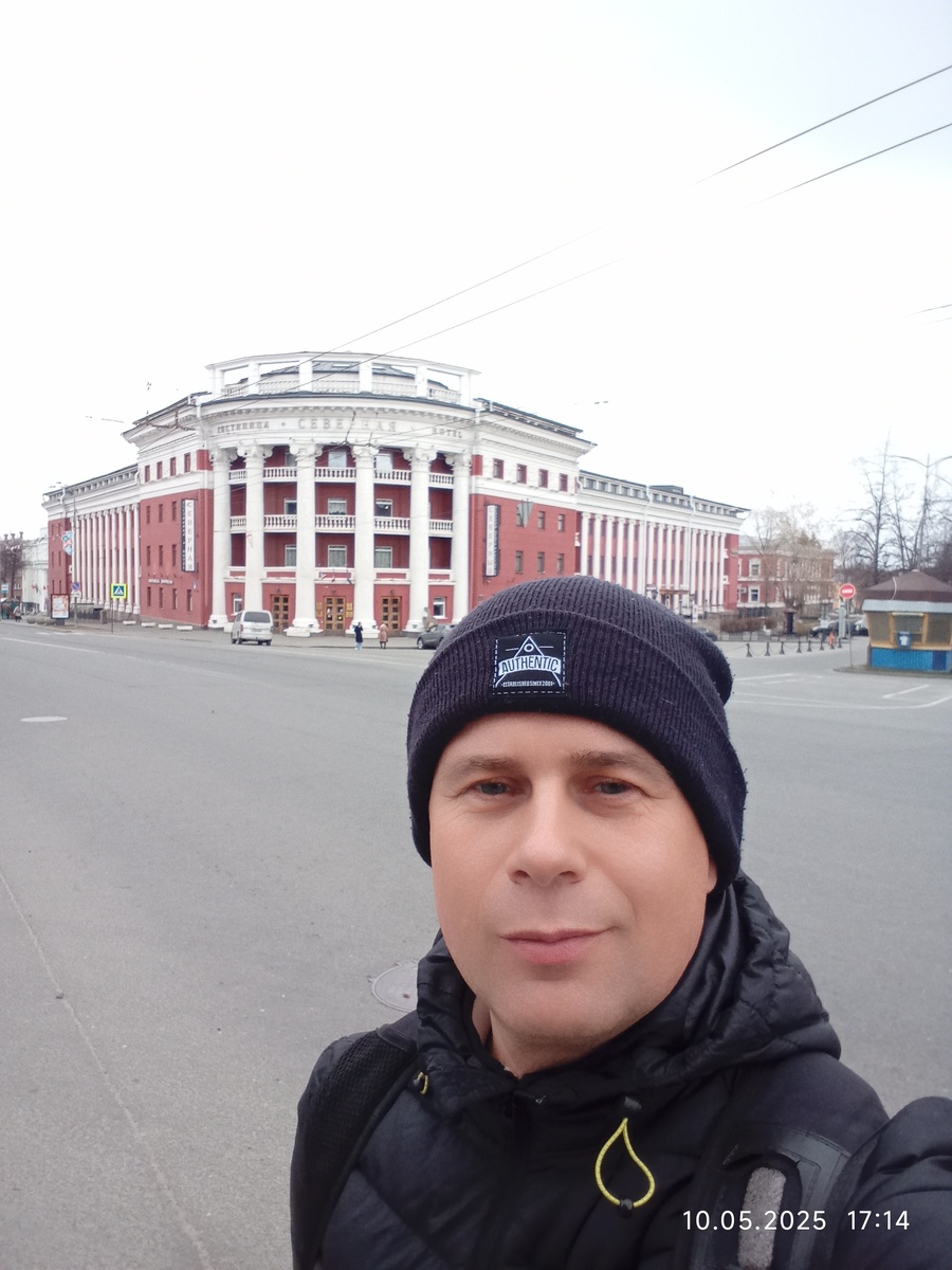 На проспекте Ленина . Сзади меня визитная карточка Петрозаводска- Северная гостиница