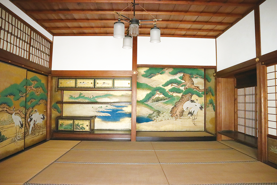 Изображение сосен и журавлей, Интерьер с росписями Кано Эйгаку, фото с сайта музея, листайте вправо