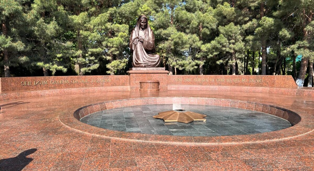 Фигура скорбящей женщины – символ горя не дождавшихся с фронта сыновей – был воздвигнут в память погибшим во время Великой Отечественной войны советским воинам. Из двух миллионов жителей республики с фронта не вернулись 580 тысяч человек.