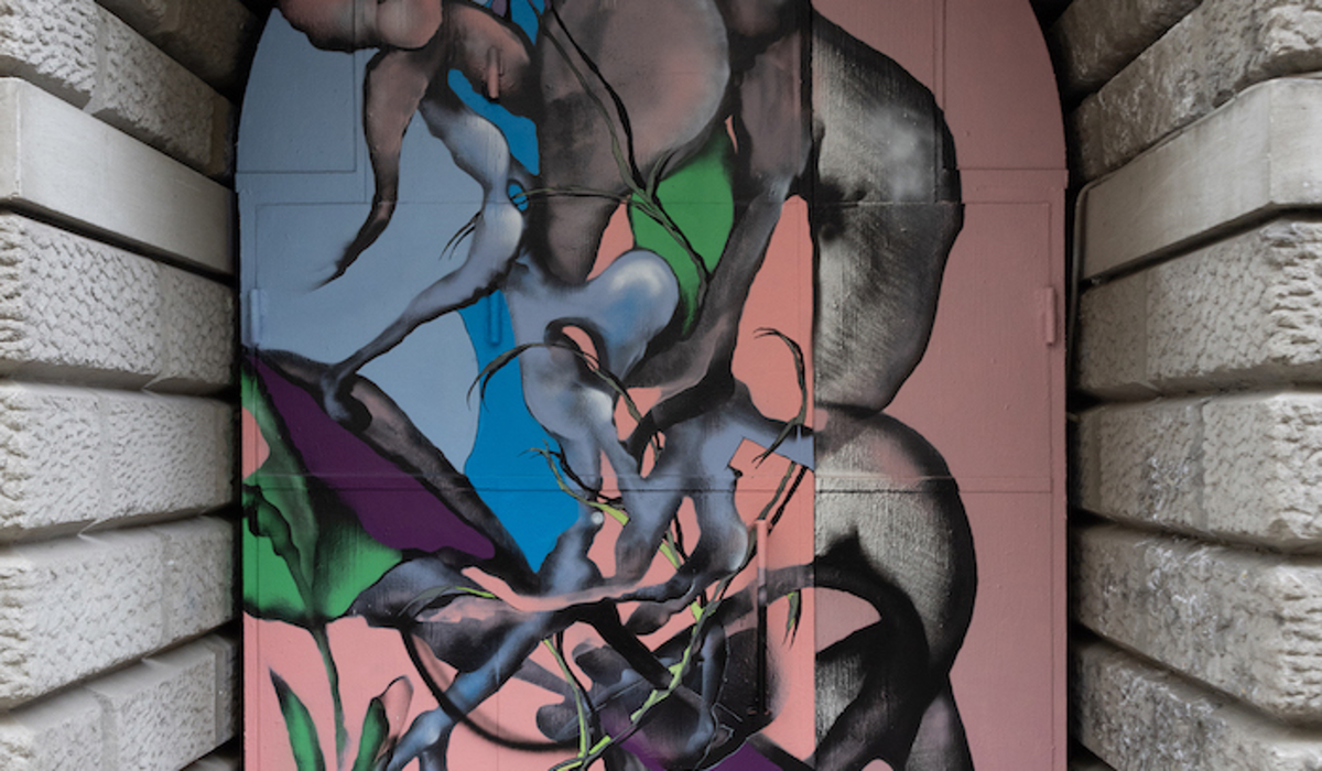     Искусство в городе: арка Музея современного искусства в Ермолаевском переулке