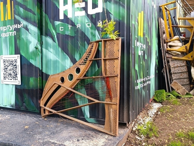     Дверь Камерного театра прикрыта рамой от пианино. Фото: читатель МК-Урал.