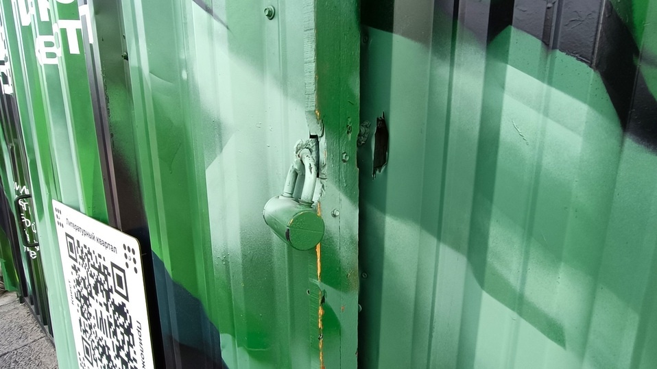     Дверь склада Камерного театра со сломанной петлей для замка. Фото: читатель МК-Урал.