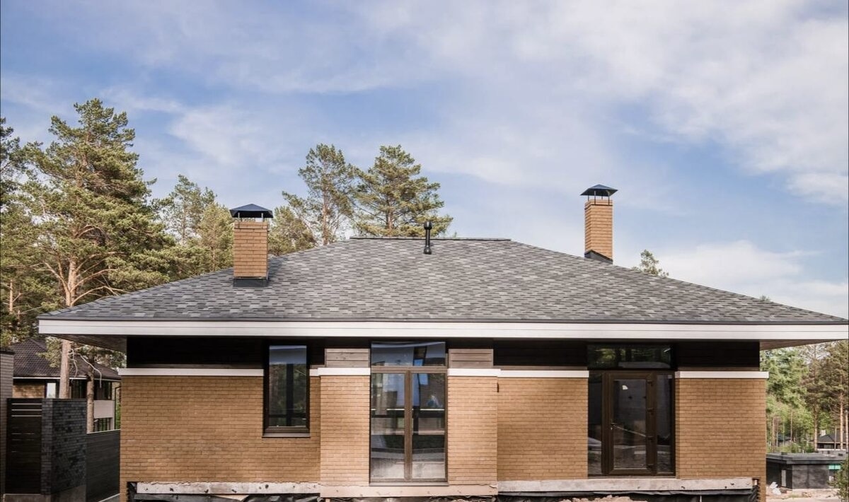 Дом в загородном поселке "Патроны Парк", вид со стороны главного фасада