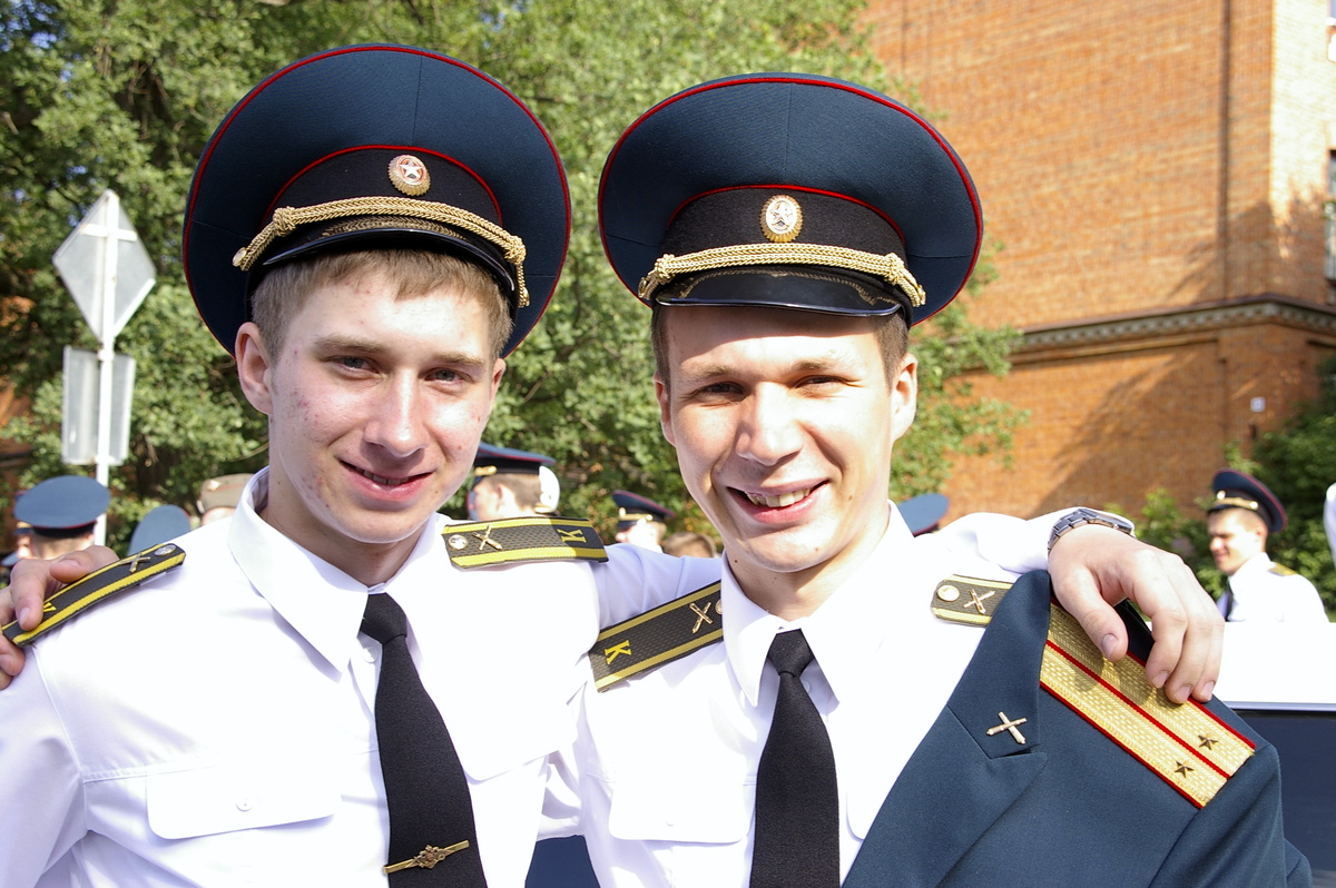 Уже лейтенанты... Через час на рубашках засверкают лейтенантские звезды.