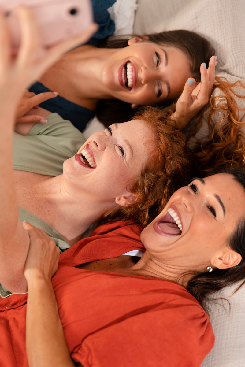 Смеющиеся люди иллюстрация 