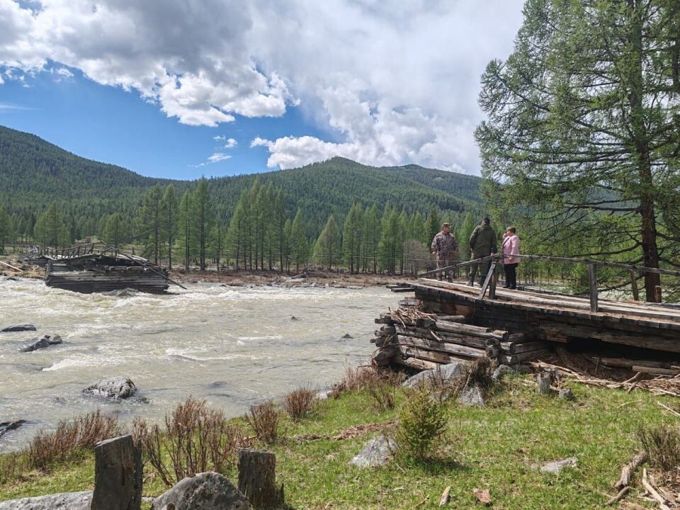    Уничтоженный паводком мост в Республике Алтай. Источник: t.me/akchinaidar