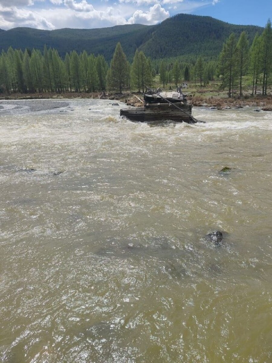    Уничтоженный паводком мост в Республике Алтай. Источник: t.me/akchinaidar