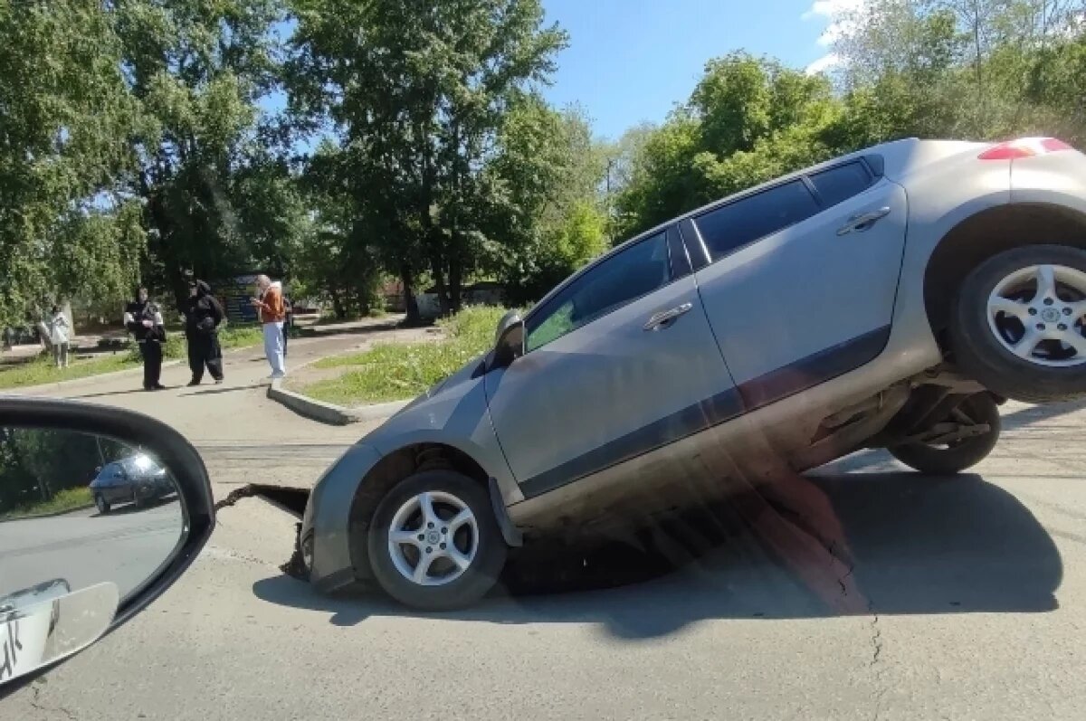    В Чкаловском посёлке Омска машина частично ушла под землю