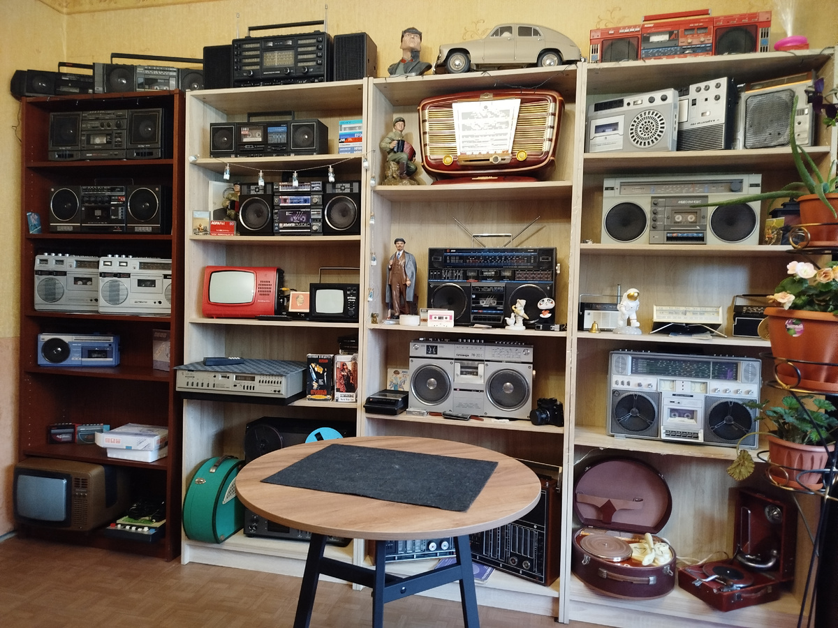 поставил ещё один стеллаж, тот что слева 