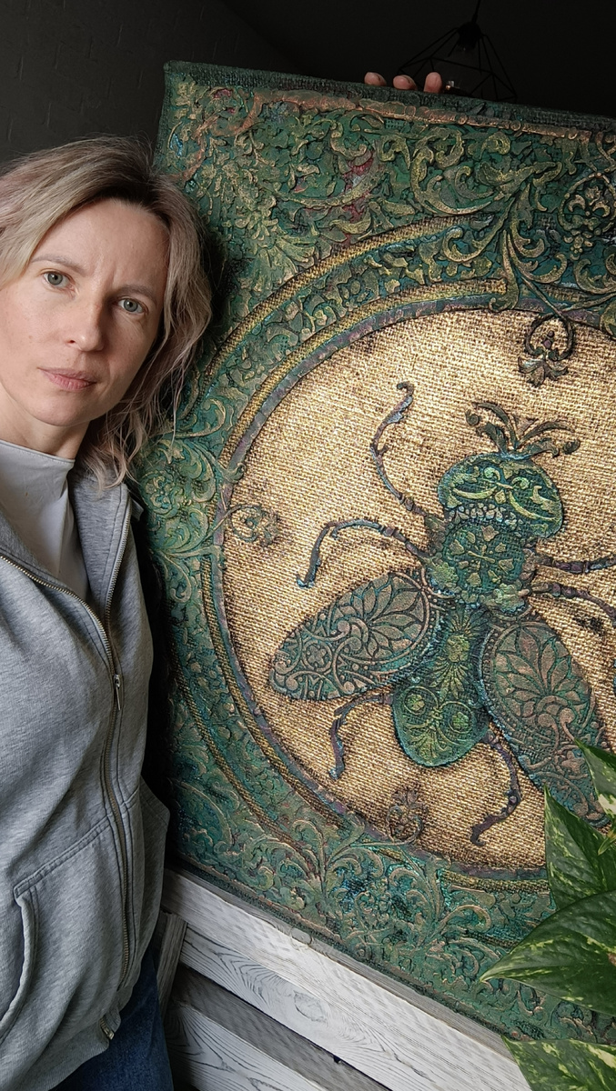 Январь. Создаю картину "Муха" с кругом из потали, в центре которого та самая зелёная муха.