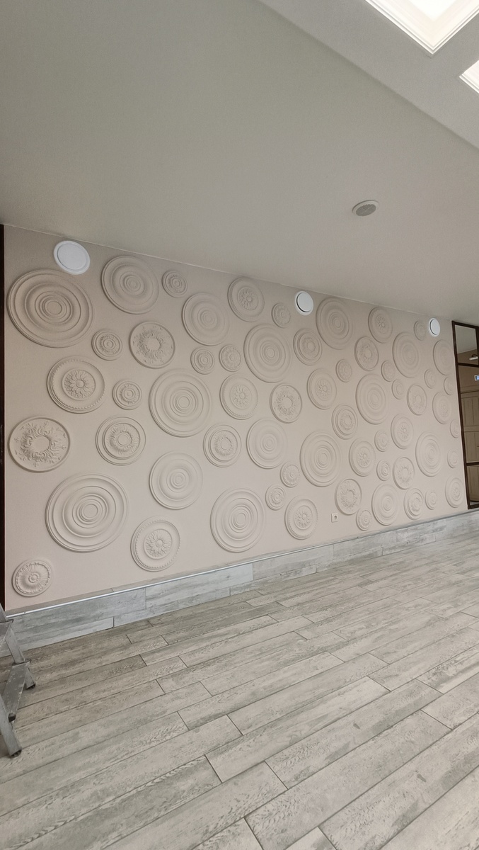 Февраль. Ремонт в кафе, где на стене пришлось реставрировать целых 59 круглых элементов.