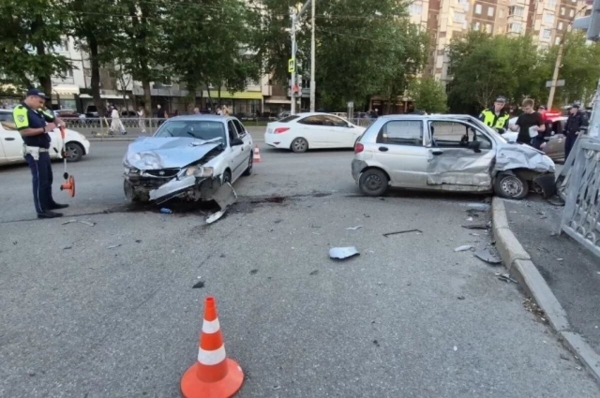    Пассажиры пострадали в столкновении легковушек в Екатеринбурге