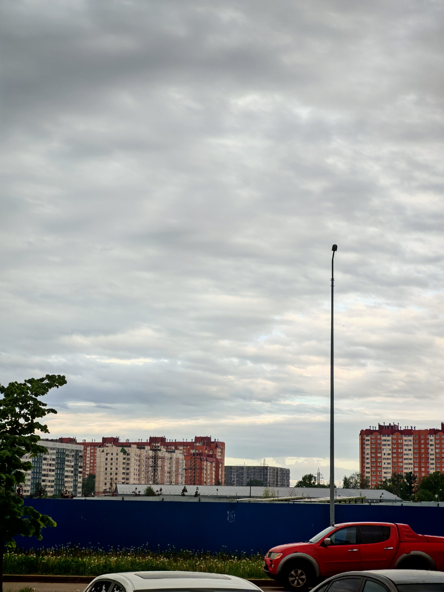 Есть надежда, что дождя не будет. Но Алиса дома утверждает, что будет, причём весь день...