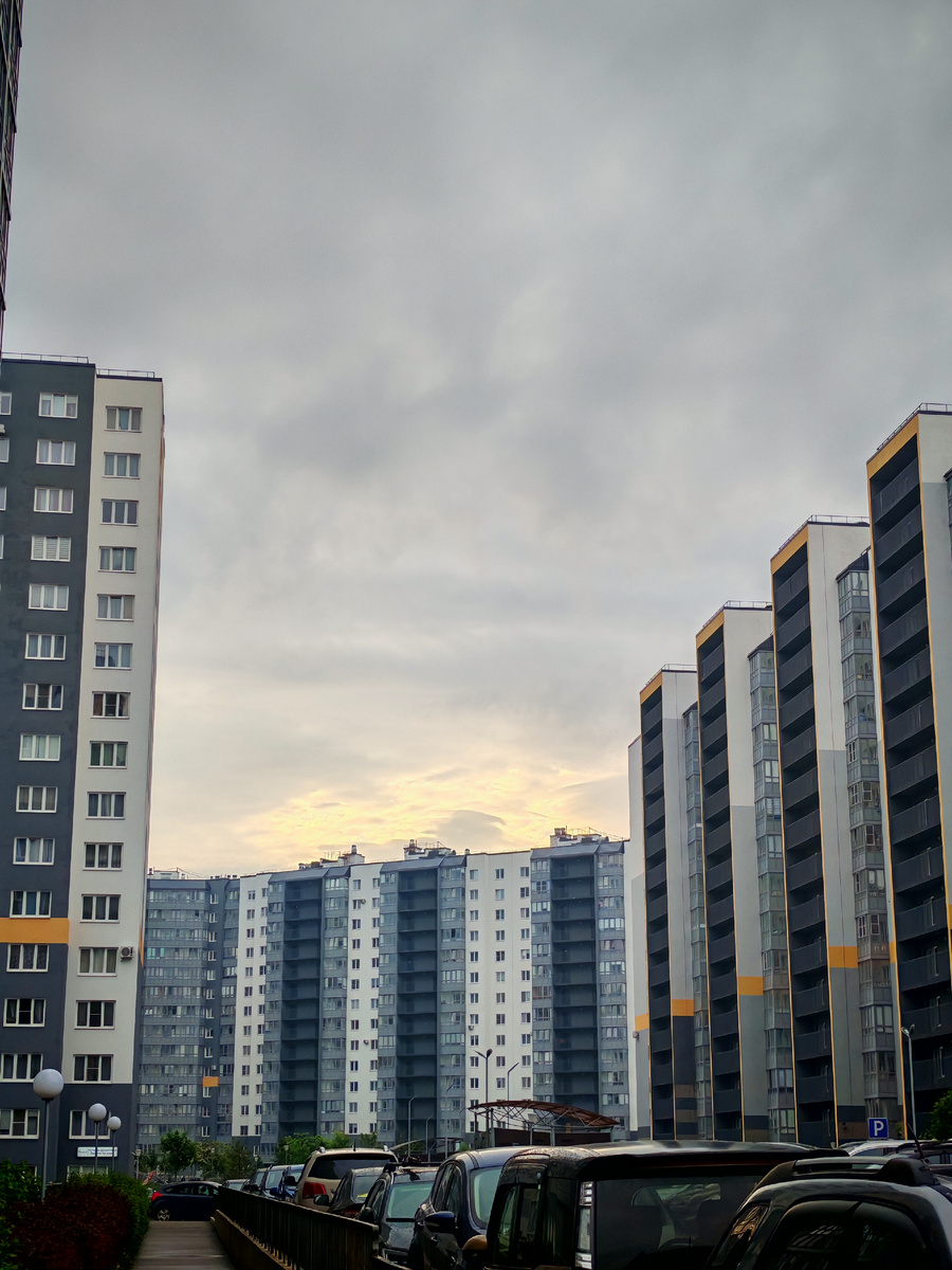 Низкое, тяжелое небо. И как надежда - освещенные солнцем перламутровые облака.