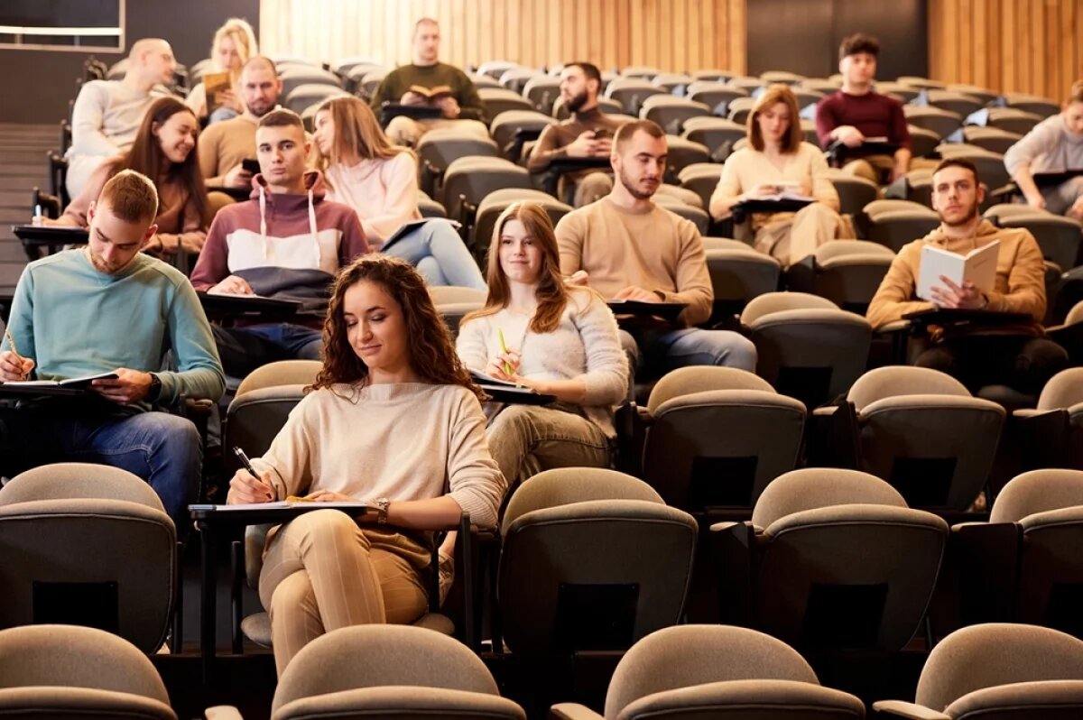    Кто скорее работу найдет.