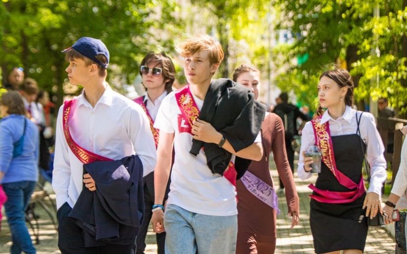    «Последний звонок» в Летнем саду Ижевска. Фото: Данил Иванов