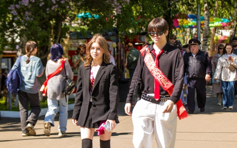    «Последний звонок» в Летнем саду Ижевска. Фото: Данил Иванов