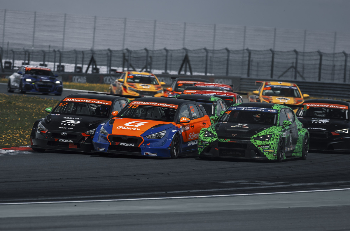    В топовом классе спринтерской серии SMP TCR Russia гонщики, бывшие по ходу уик-энда самыми быстрыми (к примеру, действующий чемпион Михаил Симонов) потеряли очки в борьбе с соперниками. Благодаря этому впервые в своей истории в командном зачете лидирует поволжский коллектив Innostage AG Team, а в личном — его пилот Егор Санин. Автомобили команды не были самыми быстрыми, но рассчетливые действия в гонках позволили Санину и его товарищам по команде набрать больше очков, чем знаменитым соперникам (заводская команда Lada и Lukoil Racing Team)   
Павел Ткачук