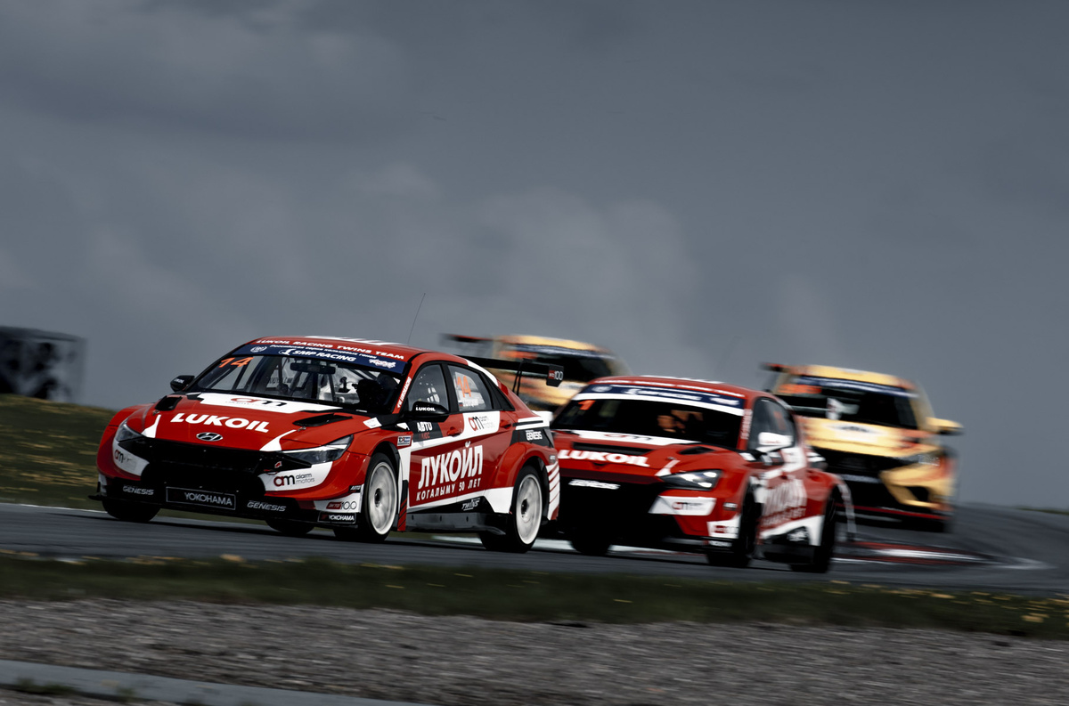    Lukoil Racing Team   
Павел Ткачук