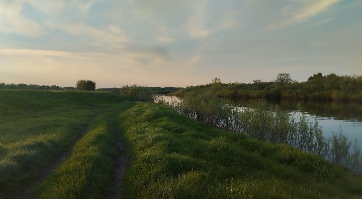 Река с омутами и водоворотами, в ней никто не купается. Опасно.