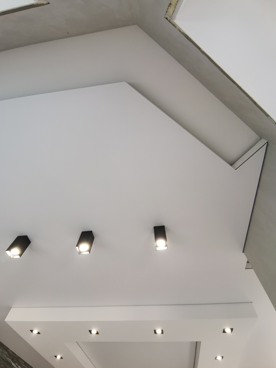 Ниша с перегибом полотна