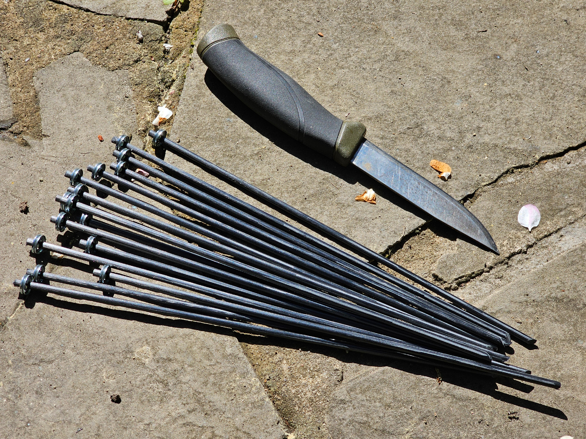 Самодельные карбоновые колышки. С пылу, с жару. И муравейка вон пришёл.. заценить.