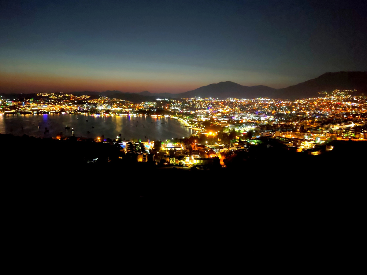 Бодрум с высоты холма рядом с ветряными мельницами (примерная точка обзора - 37.026913, 27.414252) 