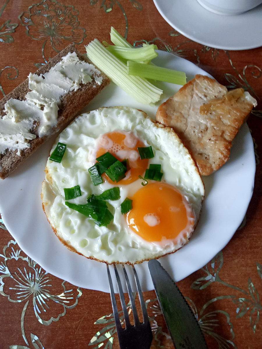 А завтрак вот такой не хитрый,но полезный.кусочек мяса индейки, яичница, серделей и хлебец со сливочным маслом.