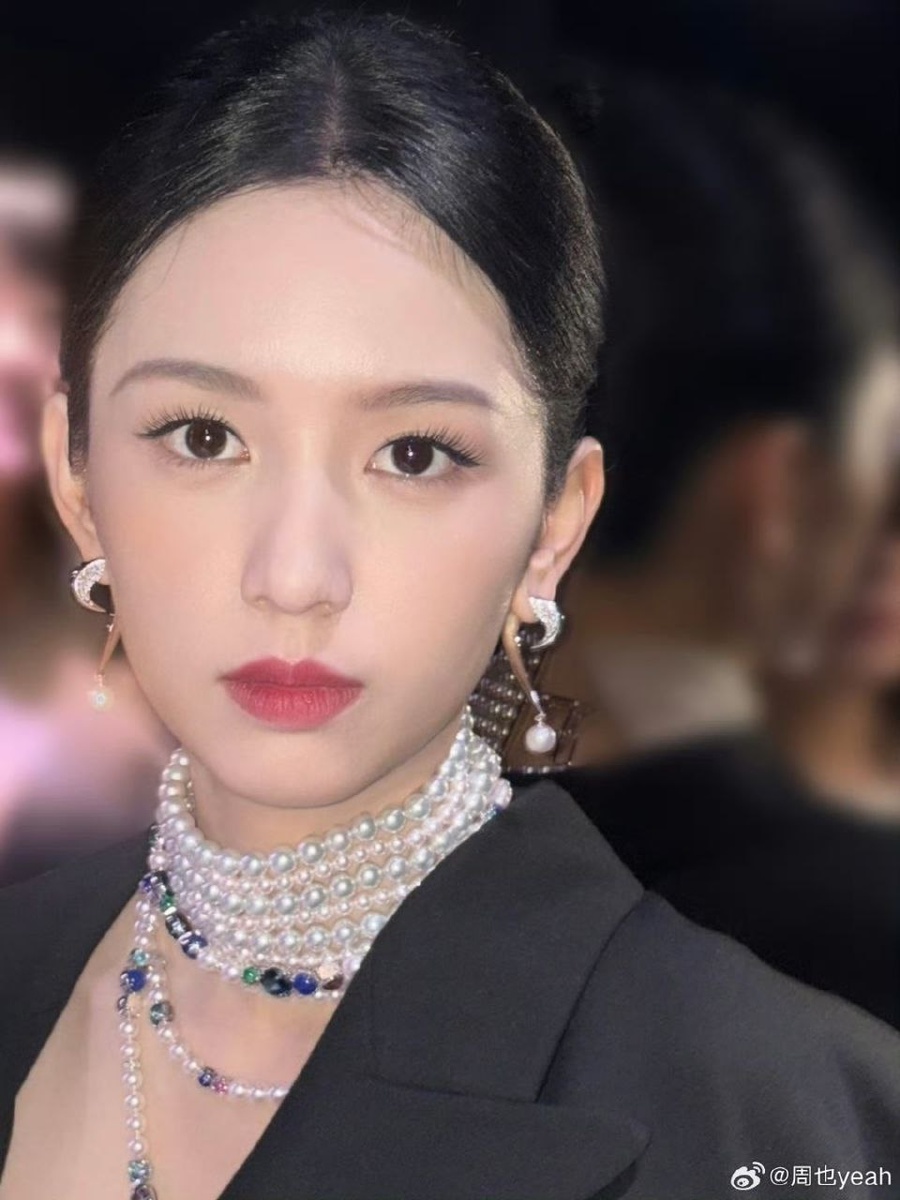 Актриса Чжоу Е. Листайте галерею...
