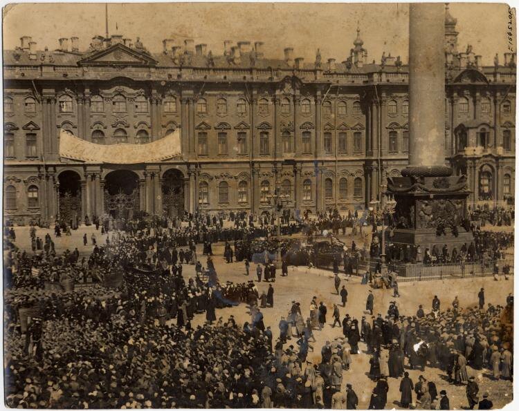 Фото с https://commons.m.wikimedia.org/wiki/File:May_Day_1917_at_the_Winter_Palace_Saint_Petersburg_Russia.jpg