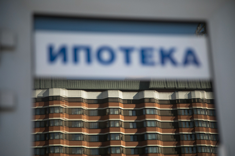    Согласно данным Банка России, за I квартал 2025 года объем портфеля ипотечных кредитов физлицам не увеличился и составил 21,8 трлн рублей. Доля выданной ипотеки практически сравнялась с объемом погашений выданных кредитов.   
Фото: «БИЗНЕС Online»