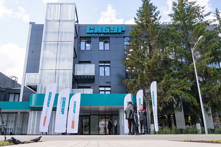    Центр, по нашим данным, в техническом режиме работает уже несколько месяцев. Условное перерезание ленточки приурочили ко Дню химика