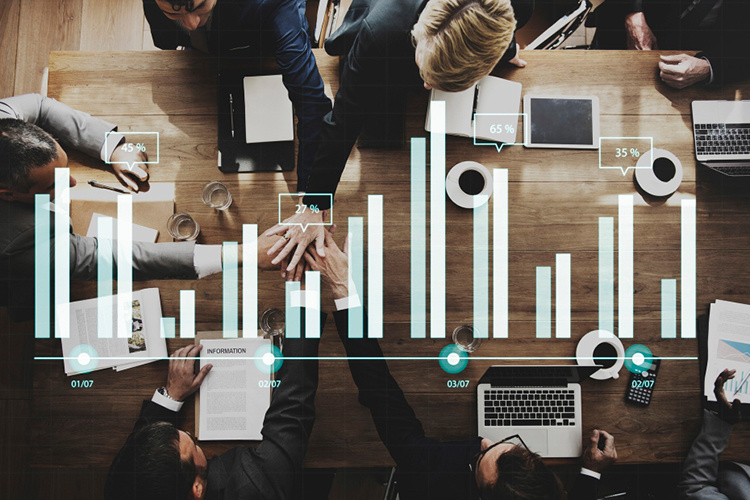    Инициатор и собственник создают свое дело с нуля, рискуя и напряженно трудясь, проявляя свои таланты в организации различных бизнес-процессов. «Частный» в данном контексте подразумевает чувство полной свободы и гордости за свои результаты.   
Фото: ru.freepik.com