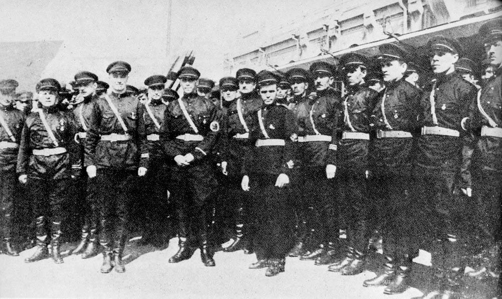 К. В. Родзаевский (в центре со сплетёнными пальцами) на харбинском вокзале встречает Вонсяцкого