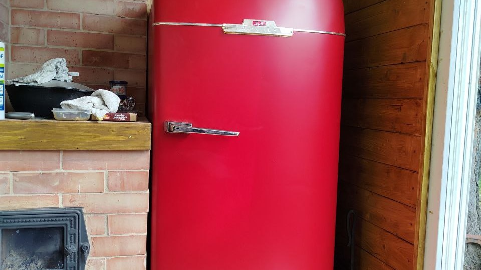 Давай покрасим холодильник в красный цвет.