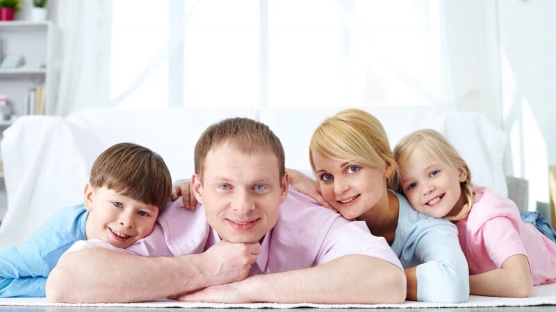     Семья с двумя детьми. Фото: ru.freepik.com, автор pressfoto.