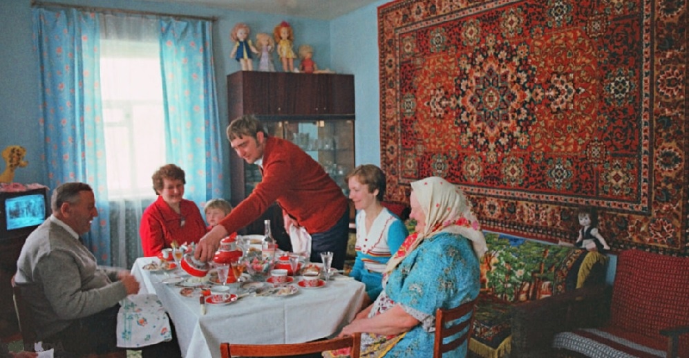 Семья в квартире. Советское время.