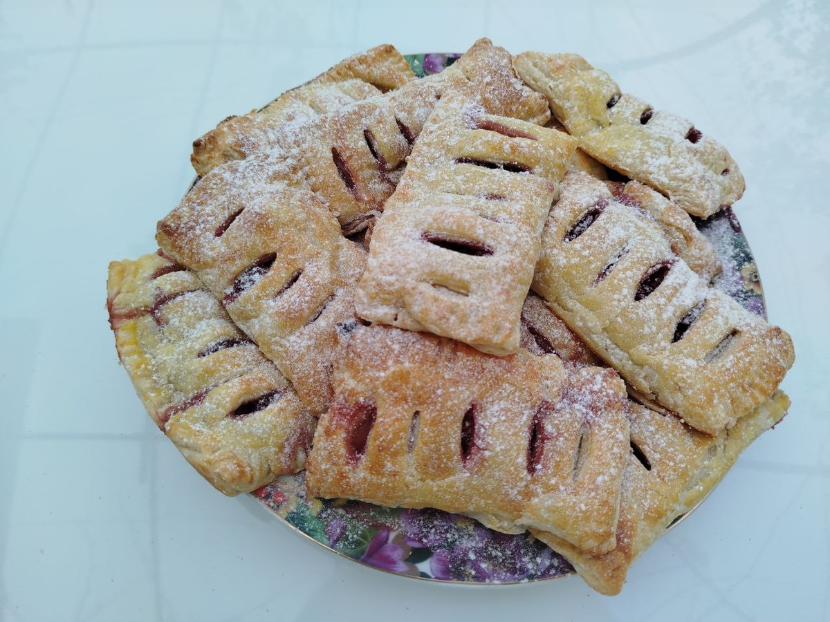 Вишневые слойки - это простой и вкусный десерт, который готовится из слоеного теста, наполненного вишневой начинкой. Они могут быть поданы как горячими, так и холодными, и являются отличным выбором для тех, кто любит сладкое и ароматное. История вишневых слоек начинается в XVIII веке, когда они были впервые приготовлены в Англии. В начале XIX века они стали популярными в США благодаря иммигрантам из Европы. С тех пор вишневые слойки стали неотъемлемой частью американской культуры и традиций.