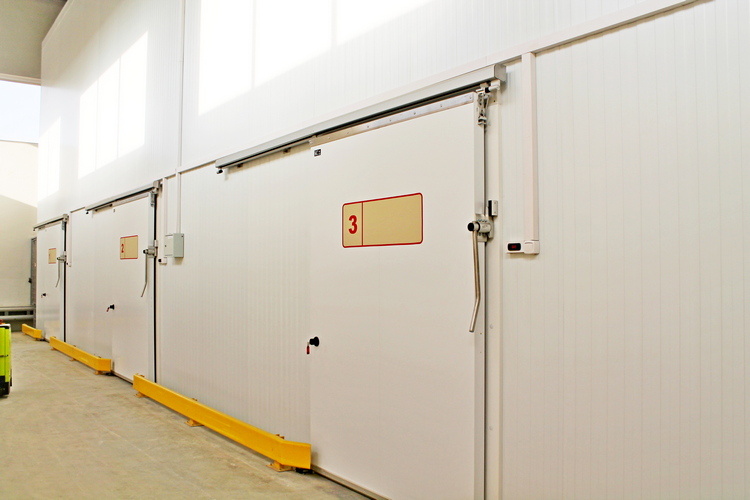 Откатные двери холодильных камер с отбойниками