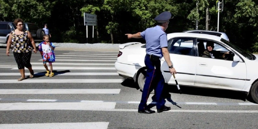 Верховный суд разъяснил, когда инспектор ДПС не имеет права штрафовать водителя за непропуск пешехода