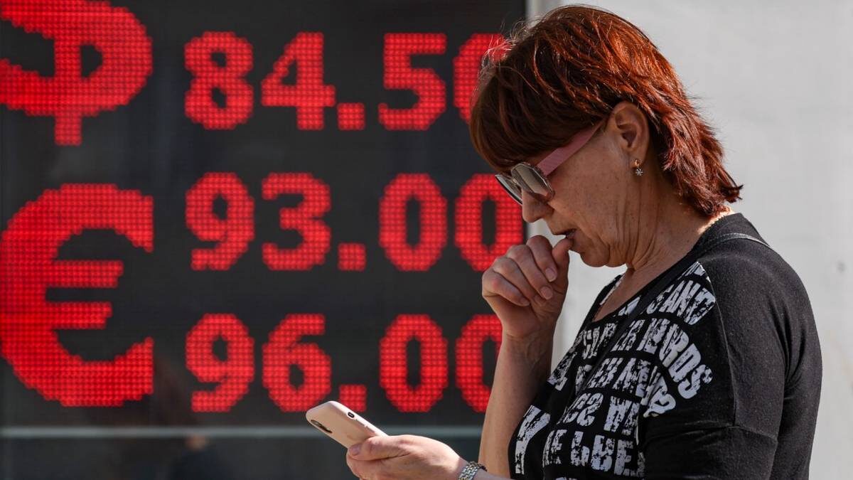    Пока рубль продолжает расти к американской и европейской валютам / Фото: Maxim Shipenkov / ЕРА / ТАСС