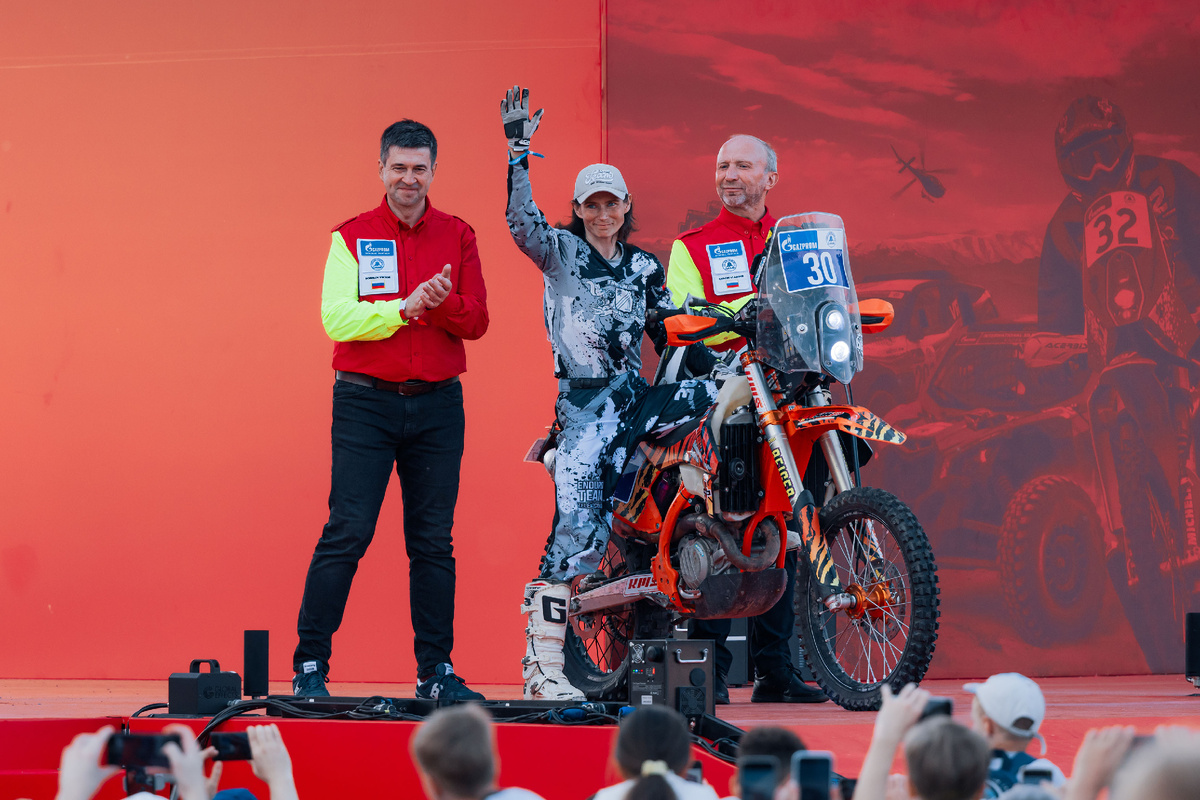 Гонщицу Екатерину Жаданову поздравляют с победой в ралли-рейде.