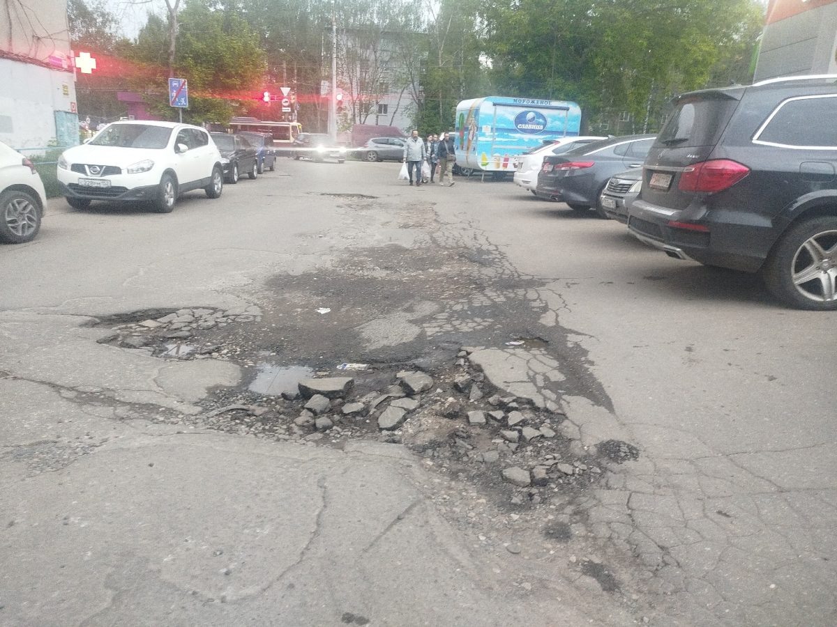    В редакцию сайта обратились местные жители и пожаловались на глубокие ямы около домов